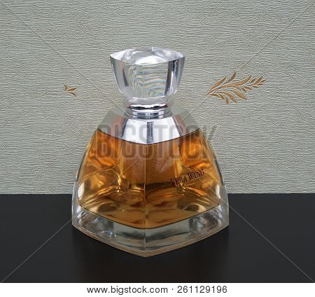 Vera Wang, Fragrance For Ladies, Large Perfume Bottle In Front Of The Satin Wallcovering Elysee
Kass