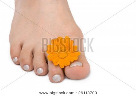piedi femmine con yllow fiore bianco
