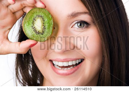 skønhed kvinde med kiwi på hvid