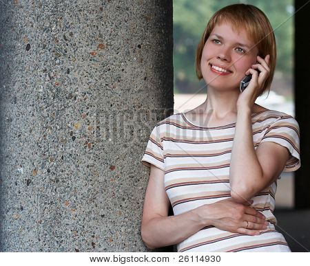 menina falar phoner célula ao ar livre