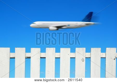 Airpane en een witte hek