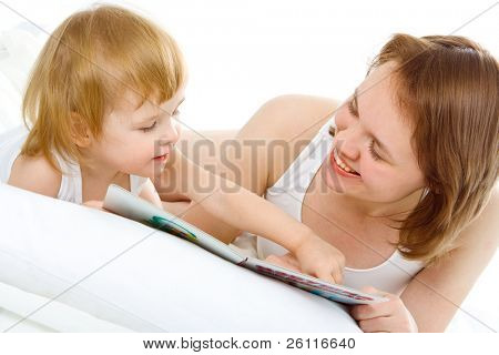 母は赤ちゃんベッドの本を読む