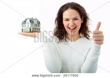 mujer joven con casita en mano en blanco