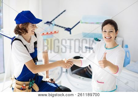 Washing Machine Repair Technician. Washer Service.