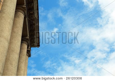 costruzione di colonna sotto un cielo blu con nuvole