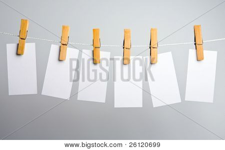 espacios en blanco de papel blanco en cuerda Coloque ropa-peg