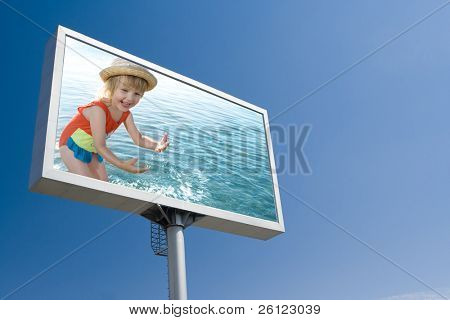 happy Girl im Meer auf die Anzeige Brett unter blauen Himmel