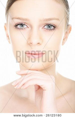 schoonheid close-up portret jonge vrouw gezicht op witte achtergrond