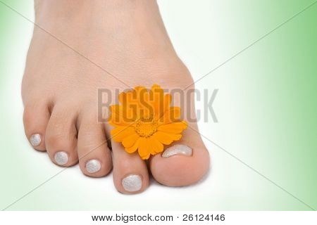 piedi femmine con yllow fiore bianco