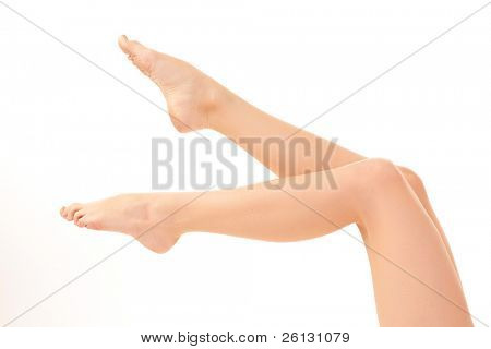 흰색 배경 위에 여자 다리