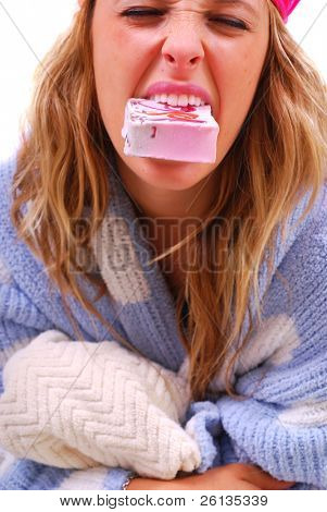 Teenage Girl wearing Bademantel Essen Bar Seife