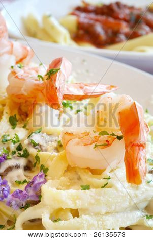 Crevettes au sommet d'une plaque de Fettuccini Alfredo dans restaurant