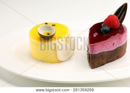 Delicious Raspberry Cake With Fresh Raspberries, Blueberry And Lemon Cake.  Confiserie Cake Cuisine.