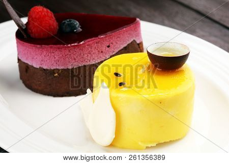 Delicious Raspberry Cake With Fresh Raspberries, Blueberry And Lemon Cake.  Confiserie Cake Cuisine.