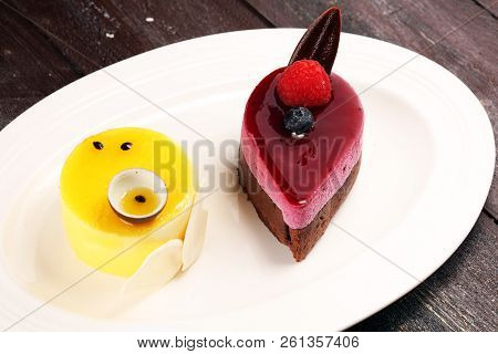 Delicious Raspberry Cake With Fresh Raspberries, Blueberry And Lemon Cake.  Confiserie Cake Cuisine.