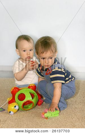 dois meninos do bebê com brinquedos