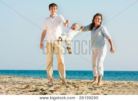 famiglia felice sulla spiaggia