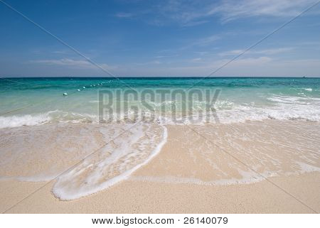 Thai havet: White Sand Beach og blå himmel