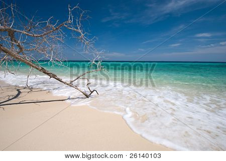 Thai havet: White Sand Beach og blå himmel