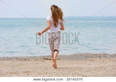 giovane ragazza andando via sul fondo del mare