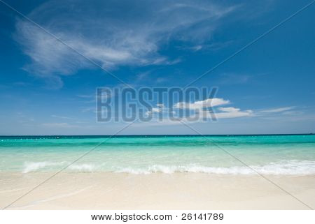 Thai havet: White Sand Beach og blå himmel