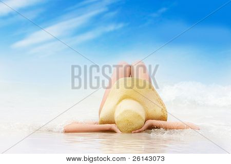 młoda kobieta piękny relaks na plaży