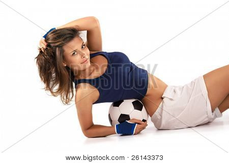 Sexy ragazza facendo fitness con pallone da calcio su sfondo bianco