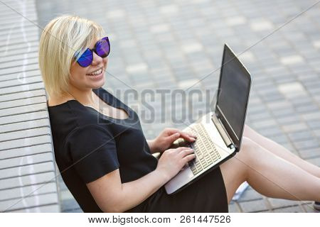 The Girl In Sunglasses Plus Size Is Happy, Outdoors, Haircut Is Creative. Acquaintance, Training Thr