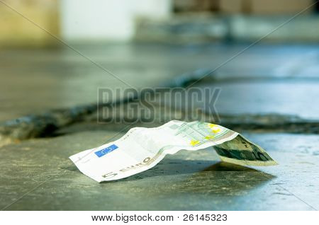 5 Euron setelin makaa kirkon lattian