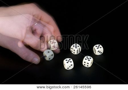 Un uomo di sinistra mano girando il dado, barare in una partita