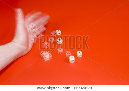 Mano sinistra dell'uomo, un lancio di cinque dadi, giocando a dadi gioco