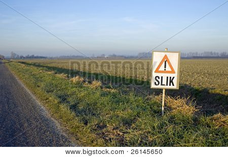 แสงน้อย การมองเห็นออกเป็นสัญญาณเตือนสำหรับโคลนลื่นฟิลด์ plowed