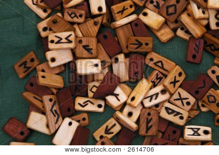 Colliers da lastre di legno con segni