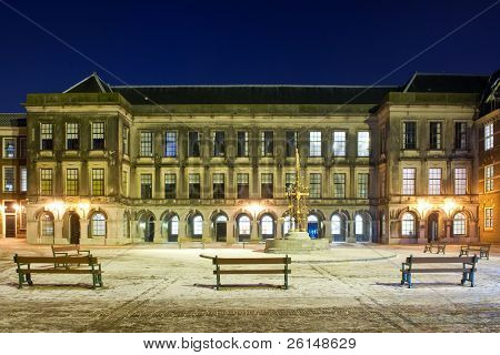 Klasická architektura nizozemského domu parlamenty v Het Binnenhof, Haagu v Sněžná 