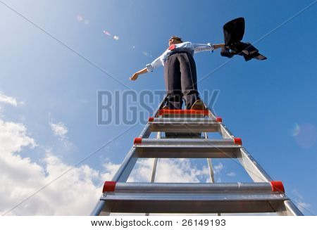 ein Geschäftsmann Verbreitung seine Arme in den Wind, steht man oben auf eine Leiter, verweilt hält seine Jacke