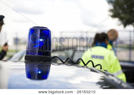 un feu clignotant sur une voiture de police.