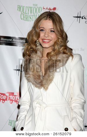 LOS ANGELES - NOV 27: Sasha Pieterse dorazí na vánočním stromku 2011 Hollywood v Hollywoodu Bo