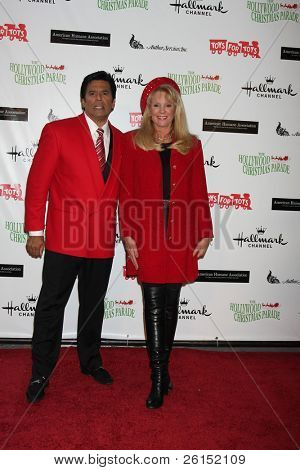 Los Angeles, nov 27: Erik Estrada, Laura Mckenzie kommt bei der 2011 Hollywood Christmas Parade ein