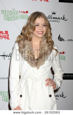 LOS ANGELES - NOV 27: Sasha Pieterse dorazí na vánočním stromku 2011 Hollywood v Hollywoodu Bo