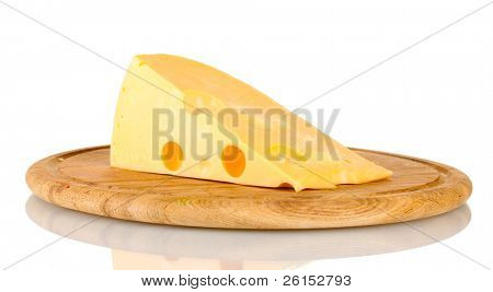 ? heese su tavola di legno isolata on white