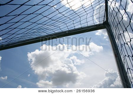 Ecke des Fußball Ziel mit lebendigen Wolken