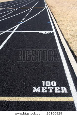 Pista di atletica nero con 100 metri