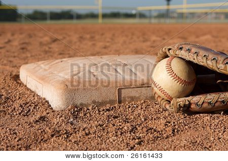 Baseball i en handske nära tredje bas