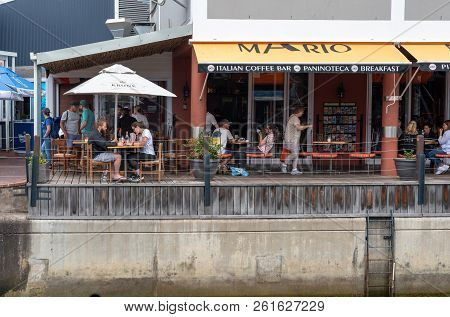 Cape Town, South Africa--jan 9, 2018. Tourists Dine Outside At The Victoria And Alfred Waterfront Re