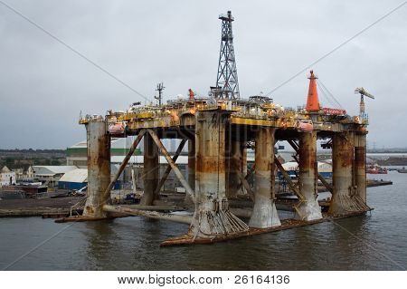 antigua plataforma petrolera en el puerto