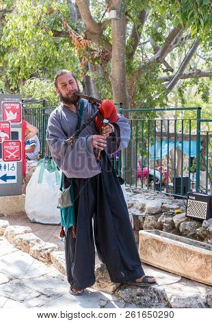 Jerusalem, Israel, September 29, 2018 : Participant Of The Festival In The Traditional Dress Of The 