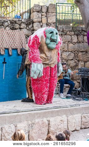 Jerusalem, Israel, September 29, 2018 : Artists In Doll Costumes Play On Scene For Visitors At The A