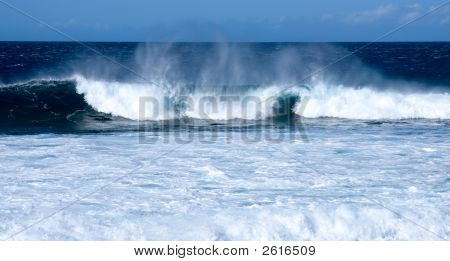 Vlny zřítilo na pláži