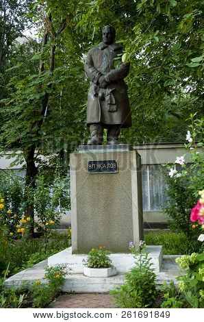 Odessa, South Of Ukraine, Seaside Boulevard, July 10, 2018. Monument To Valery Chkalov. Walking On T