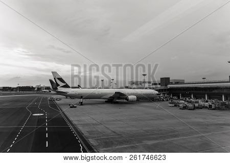 Changi, Singapore-june 07, 2017 :aircraft In Connecting Bridge To The Gate And  Preparing A Passenge